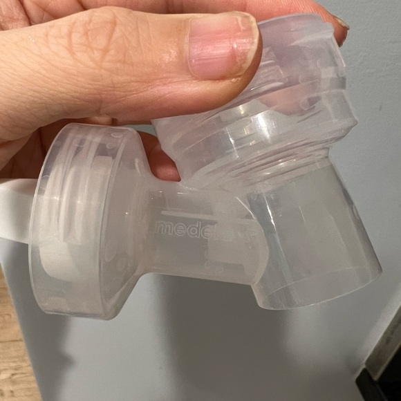 Medela PersonalFit Connectors with valves (comes in a set of 4) - Picture 2 of 7